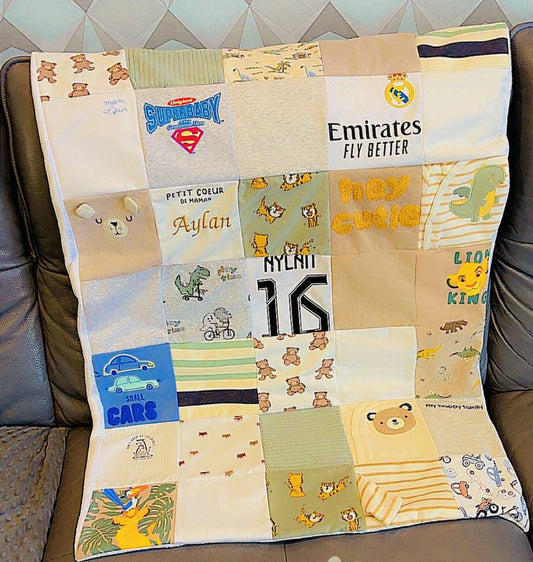 Couverture souvenir lit bébé 75 par 100 cm fabriquée avec les vêtements de bébé